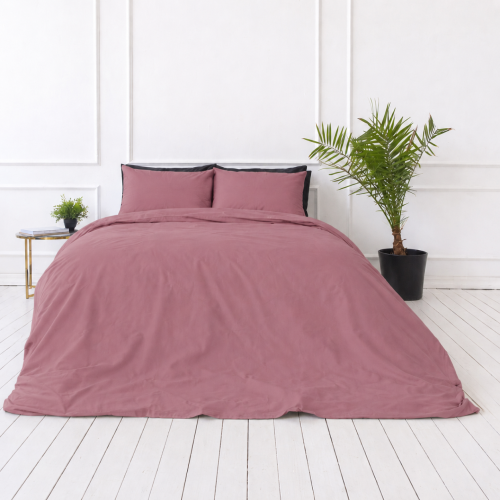 Premium satino patalynės komplektas „Grape sateen“. Patalynės komplektai 150x200, 140x200 cm, 150x200 cm, 160x200 cm, 180x200 cm, 200x200 cm, 200x220 cm, 220x240 cm. Švelniai rožinis patalynės komplektas jaukiam miegamojo interjerui