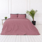Premium satino patalynės komplektas „Grape sateen“. Patalynės komplektai 150x200, 140x200 cm, 150x200 cm, 160x200 cm, 180x200 cm, 200x200 cm, 200x220 cm, 220x240 cm. Švelniai rožinis patalynės komplektas jaukiam miegamojo interjerui