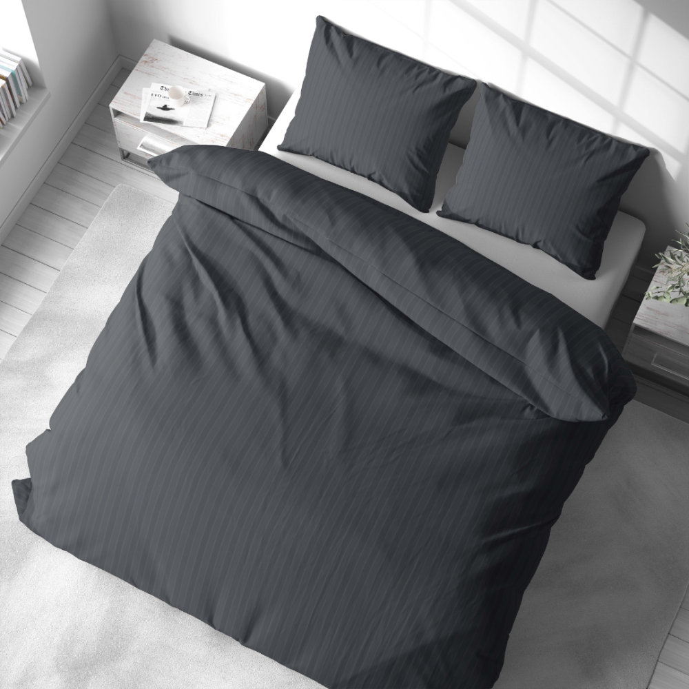 Premium satino patalynės komplektas „Graphite Stripe Satin“. Satino patalynė, 140x200 cm, 200x200 cm. Subtilus dryžuotas patalynės komplektas sodrios pilkos spalvos.