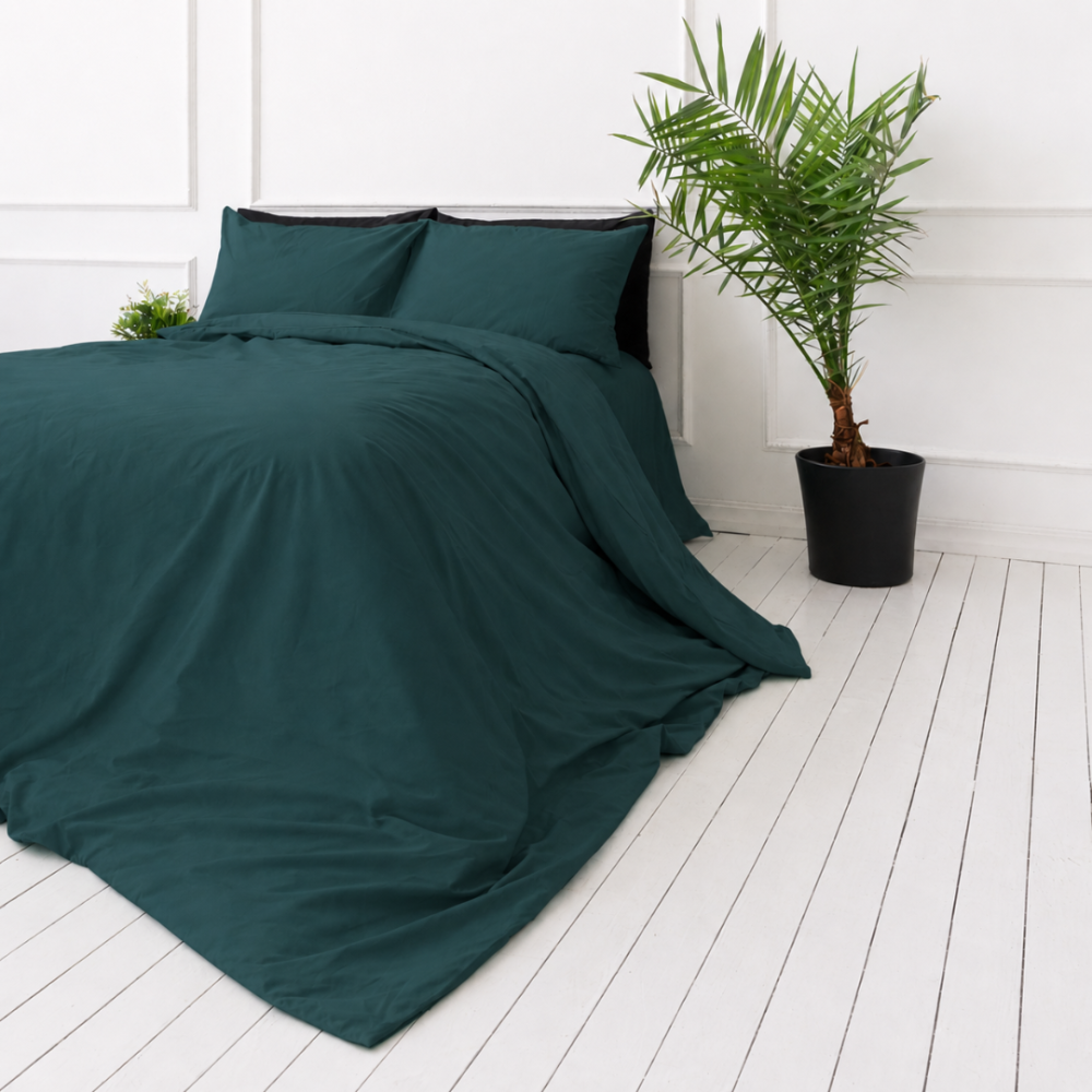 Premium satino patalynės komplektas „Green Sateen“. Vienspalvė patalynė, 140x200 cm, 200x200 cm, 200x220 cm. Prabangus dizainerių sukurtas patalynės komplektas sodrios tamsiai žalios spalvos. Premium satino patalynės komplektas „Green Sateen“. Vienspalvė patalynė, 140x200 cm, 200x200 cm, 200x220 cm. Prabangus dizainerių sukurtas patalynės komplektas sodrios tamsiai žalios spalvos.
