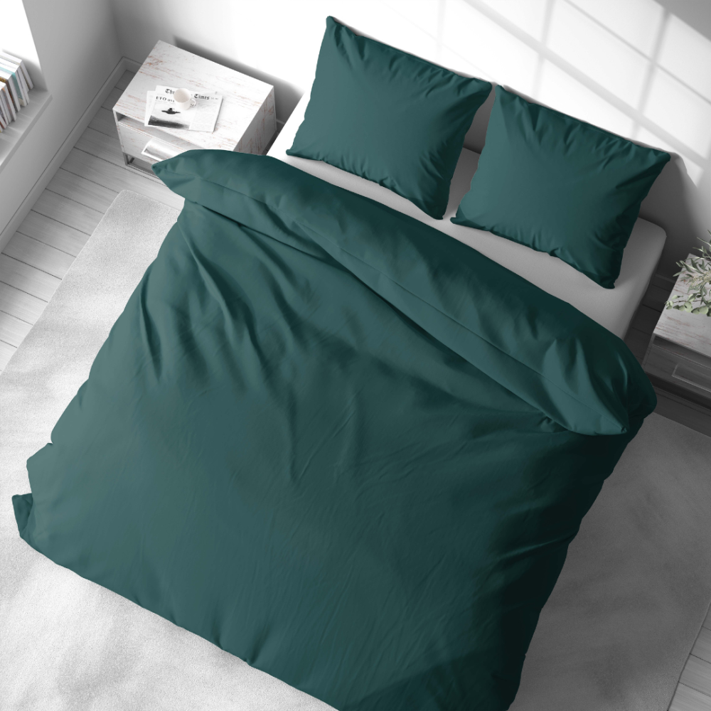 Premium satino patalynės komplektas „Green Satin“. Satino patalynė, 140x200 cm, 200x200 cm, 200x220 cm. Klasikinis medvilninis patalynės komplektas gilios žalios spalvos.