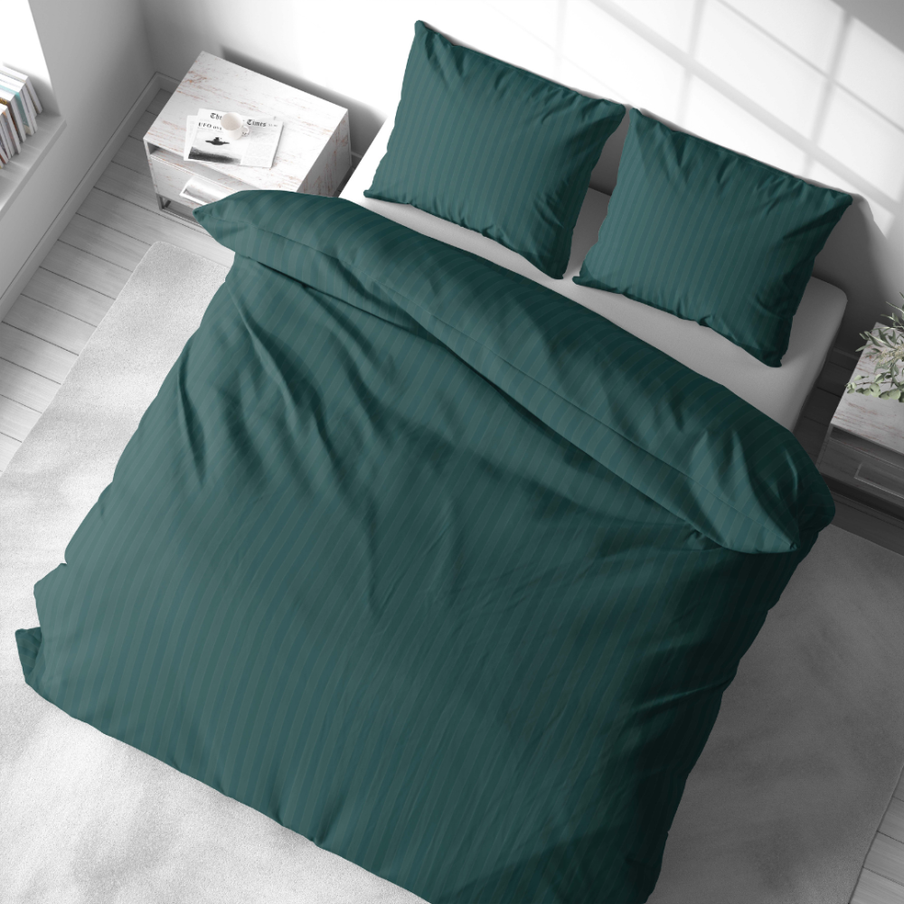 Premium satino patalynės komplektas „Green Stripe Satin“. Satino patalynė, 140x200 cm, 200x200 cm. Prabangus patalynės komplektas gilios žalios spalvos su plonais dryžiais.