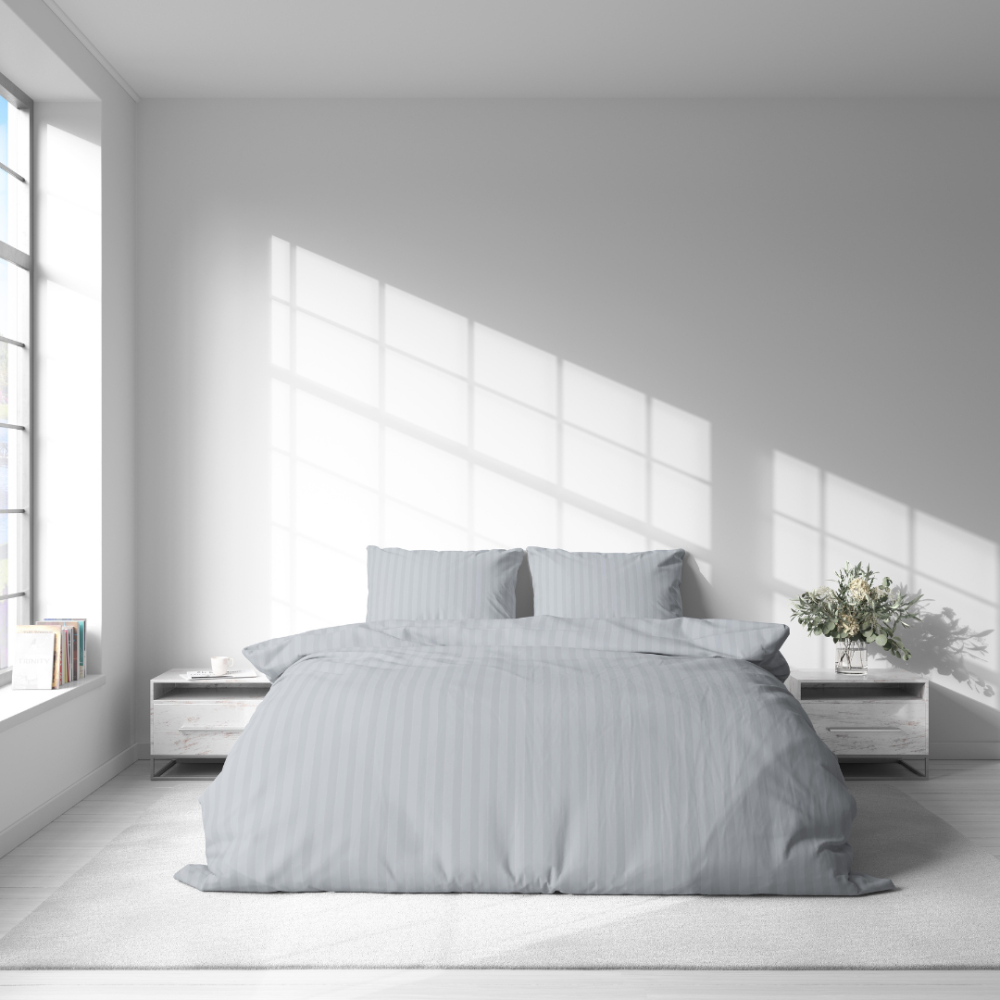 Premium satino patalynės komplektas „Light Gray Stripe Satin“. Satino patalynė, 140x200 cm, 200x200 cm. Modernus medvilninis patalynės komplektas šviesiai pilkomis juostelėmis.