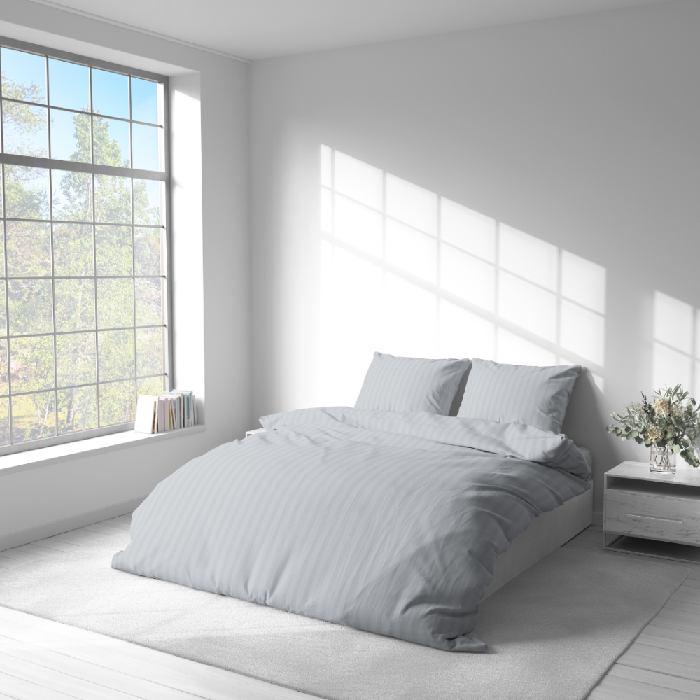 Premium satino patalynės komplektas „Light Gray Stripe Satin“. Satino patalynė, 140x200 cm, 200x200 cm. Klasikinis dryžuotas dizainas šviesios pilkos spalvos patalynėje.