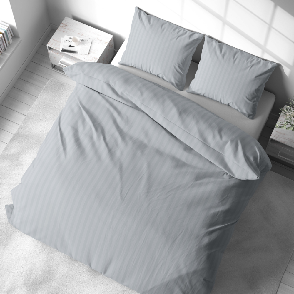 Premium satino patalynės komplektas „Light Gray Stripe Satin“. Satino patalynė, 140x200 cm, 200x200 cm. Pastelinio atspalvio pilka patalynė su plonais dryžiais.