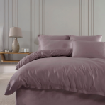 Premium satino patalynės komplektas „Lilac“. Satino patalynė, 140x200 cm, 200x200 cm, 200x220 cm. Sodrios tamsiai alyvinės spalvos patalynės komplektas, suteikiantis elegancijos ir šilumos bet kokiam miegamojo interjerui.