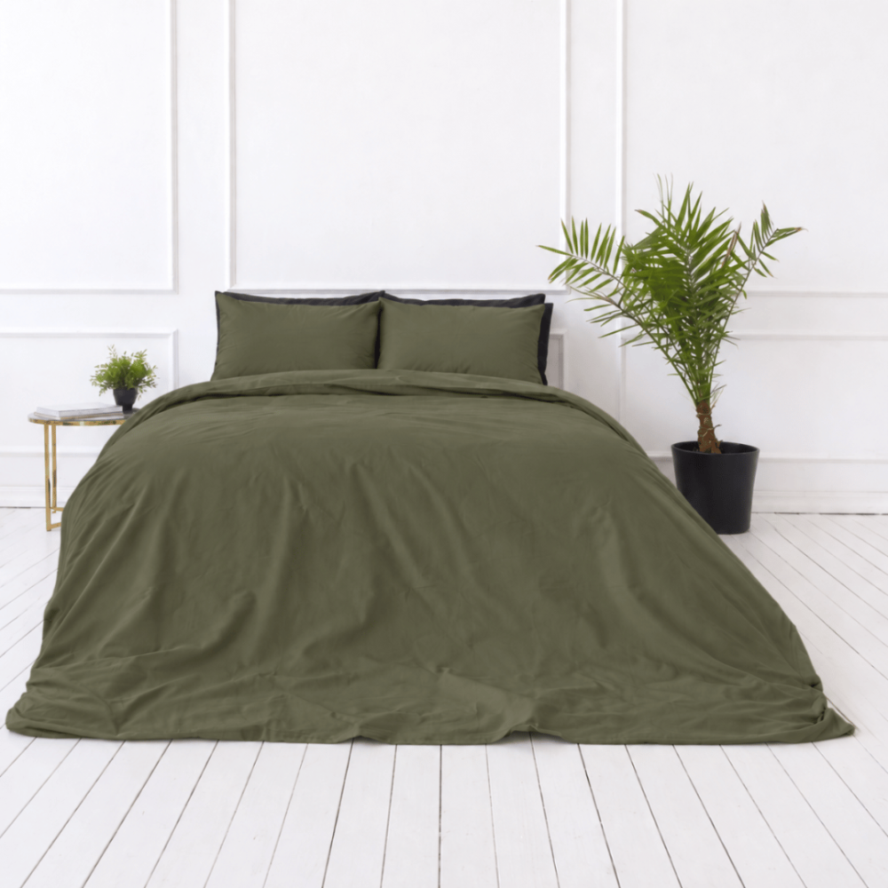 Premium satino patalynės komplektas „Moss Green sateen“. Mako satino patalynė, 140x200 cm, 150x200 cm, 160x200 cm, 180x200 cm, 200x200 cm, 200x220 cm, 220x240 cm. Minimalistinio dizaino prislopintos žalios spalvos patalynės komplektas.