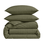 Premium satino patalynės komplektas „Moss Green Stripe Sateen“. Mako satino patalynė, 140x200 cm, 150x200 cm, 160x200 cm, 180x200 cm, 200x200 cm, 200x220 cm, 220x240 cm. Alyvuogių žalios spalvos dryžuotas patalynės komplektas
