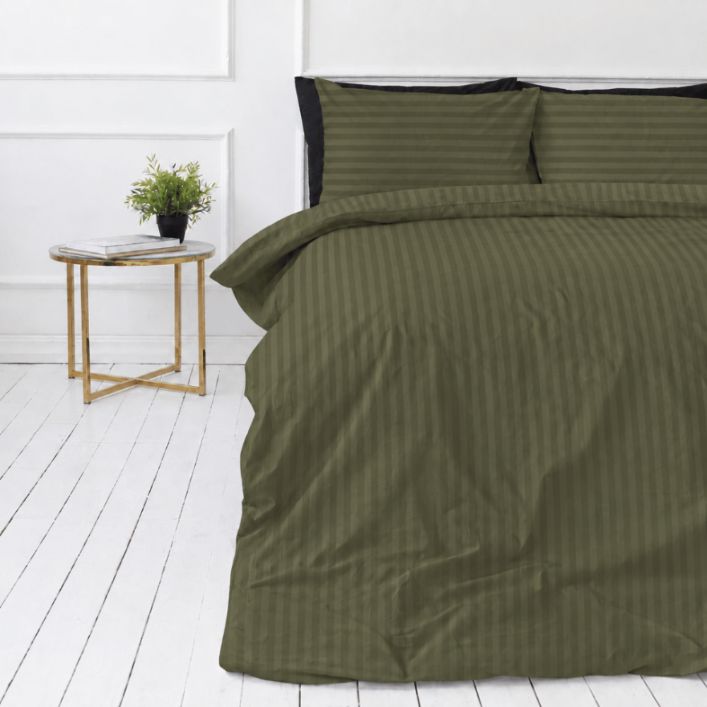 Premium satino patalynės komplektas „Moss Green Stripe Sateen“. Mako satino patalynė, 140x200 cm, 150x200 cm, 160x200 cm, 180x200 cm, 200x200 cm, 200x220 cm, 220x240 cm. Tamsiai alyvuotas dryžuotas patalynės komplektas moderniam interjerui