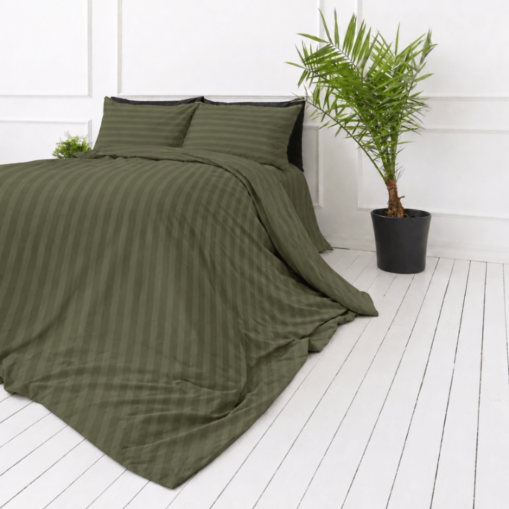 Premium satino patalynės komplektas „Moss Green Stripe Sateen“. Mako satino patalynė, 140x200 cm, 150x200 cm, 160x200 cm, 180x200 cm, 200x200 cm, 200x220 cm, 220x240 cm. Subtilių tonų alyvuogių dryžuotas patalynės komplektas