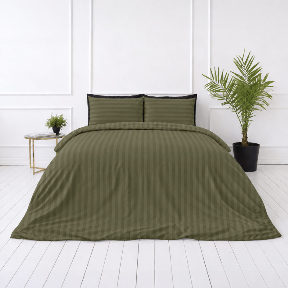 Premium satino patalynės komplektas „Moss Green Stripe Sateen“. Mako satino patalynė, 140x200 cm, 150x200 cm, 160x200 cm, 180x200 cm, 200x200 cm, 200x220 cm, 220x240 cm. Elegantiškas alyvuogių žalios spalvos dryžuotas patalynės komplektas