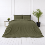 Premium satino patalynės komplektas „Moss Green Stripe Sateen“. Mako satino patalynė, 140x200 cm, 150x200 cm, 160x200 cm, 180x200 cm, 200x200 cm, 200x220 cm, 220x240 cm. Elegantiškas alyvuogių žalios spalvos dryžuotas patalynės komplektas