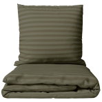 Premium satino patalynės komplektas „Moss Green Stripe Satin“. Patalynės komplektai 150x200, 140x200 cm, 150x200 cm, 160x200 cm, 180x200 cm, 200x200 cm, 200x220 cm. Alyvuogių žalios spalvos dryžuotas patalynės komplektas