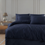 Premium satino patalynės komplektas „Navy Blue“. Satino patalynė, 140x200 cm, 200x200 cm, 200x220 cm. Elegantiškas tamsiai mėlynas patalynės komplektas, suteikiantis rafinuotą ir ramų akcentą jūsų miegamojo interjerui.