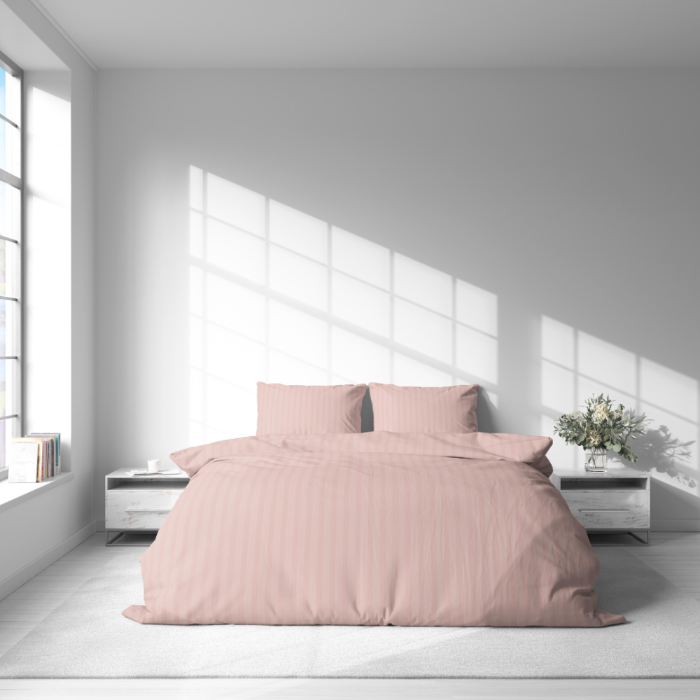 Premium satino patalynės komplektas „Peachy Stripe Satin“. Satino patalynė, 140x200 cm, 200x200 cm. Medvilninis patalynės komplektas persiko spalvos plonais dryžiais.