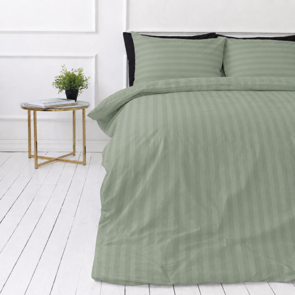 Premium satino patalynės komplektas „Pistachio Stripe Sateen“. Patalynės komplektai 150x200, 140x200 cm, 150x200 cm, 160x200 cm, 180x200 cm, 200x200 cm, 200x220 cm, 220x240 cm. Pastelinio žalio atspalvio patalynė su švelniu dryžuotu dizainu