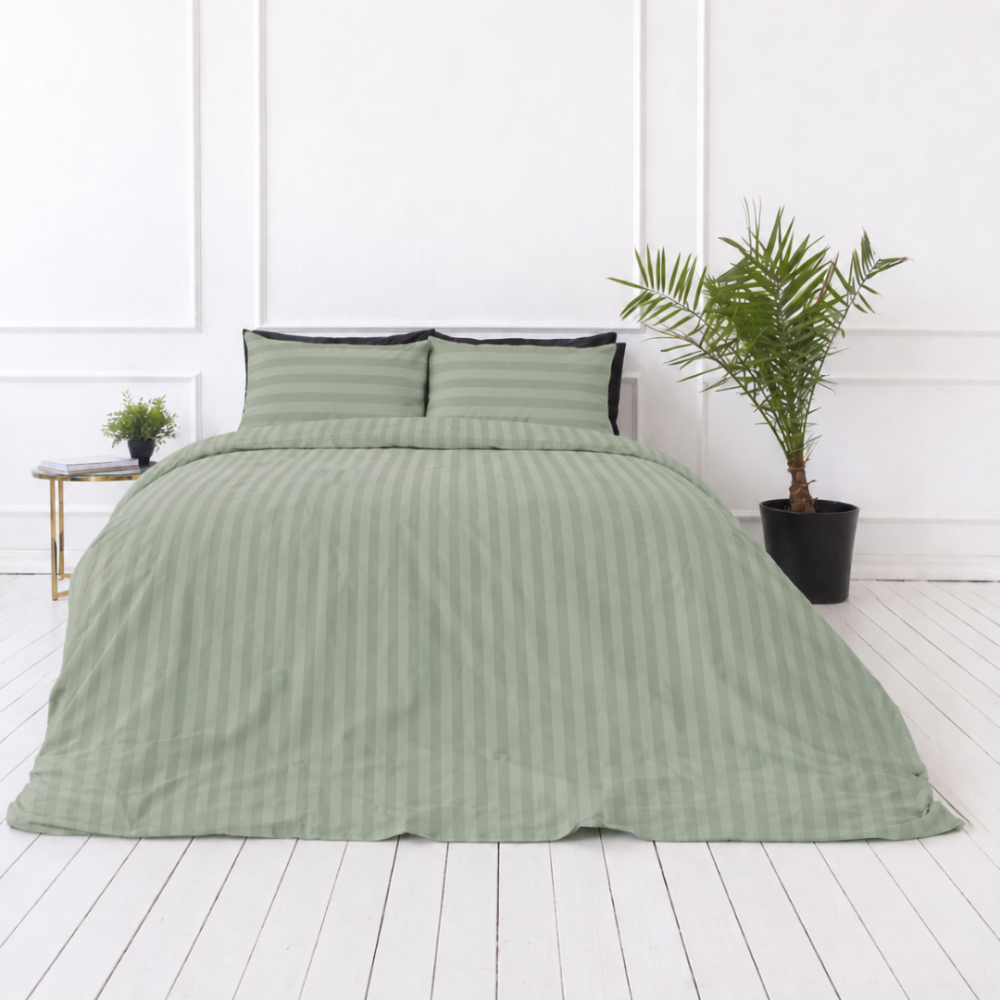 Premium satino patalynės komplektas „Pistachio Stripe Sateen“. Patalynės komplektai 150x200, 140x200 cm, 150x200 cm, 160x200 cm, 180x200 cm, 200x200 cm, 200x220 cm, 220x240 cm. Žalias dryžuotas patalynės komplektas su subtiliu toniniu raštu