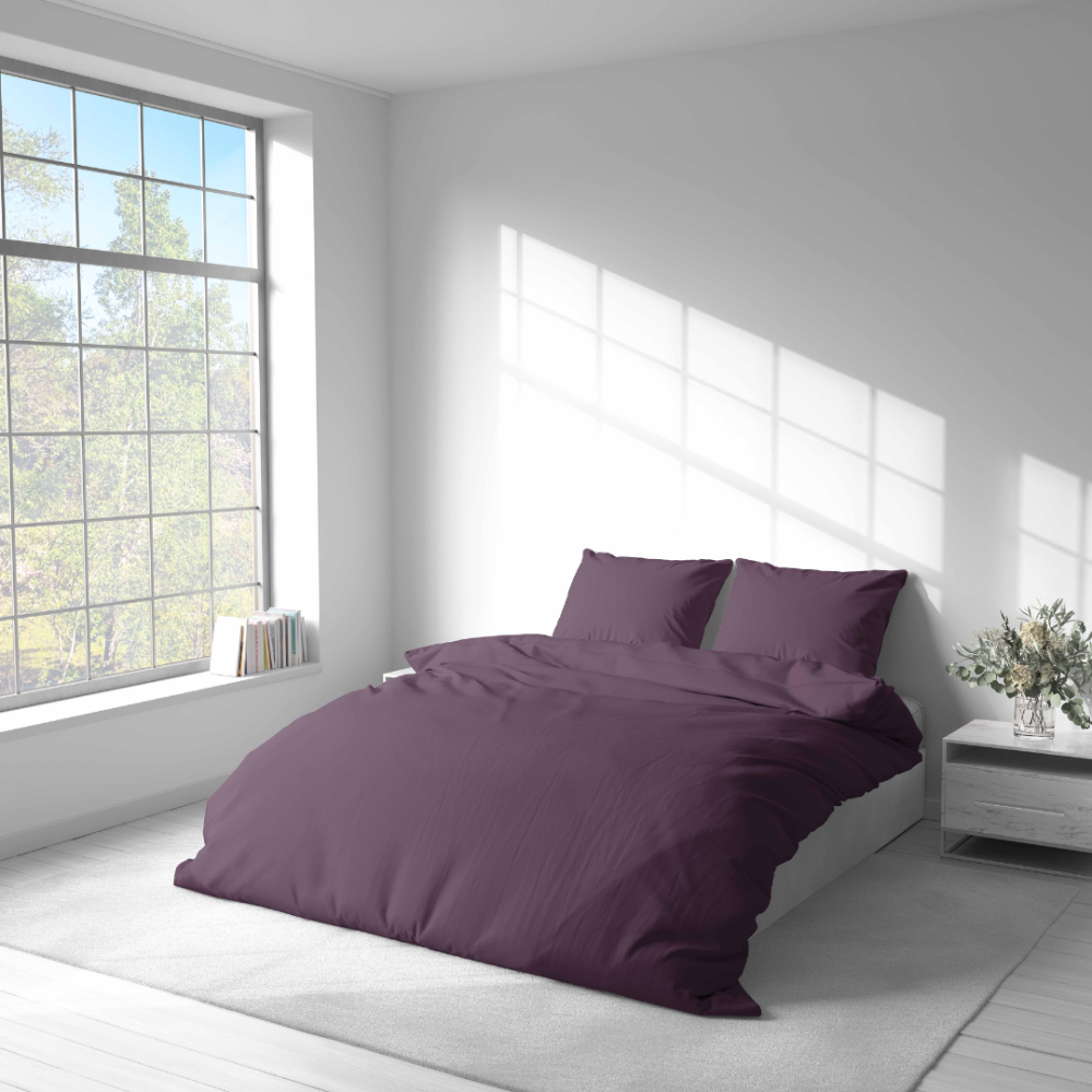 Premium satino patalynės komplektas „Plum glow“. Satino patalynė, 140x200 cm, 200x200 cm, 200x220 cm, 220x240 cm. Elegantiškas tamsiai violetinis patalynės komplektas, sukuriantis raminančią ir harmoniją atspindinčią atmosferą.