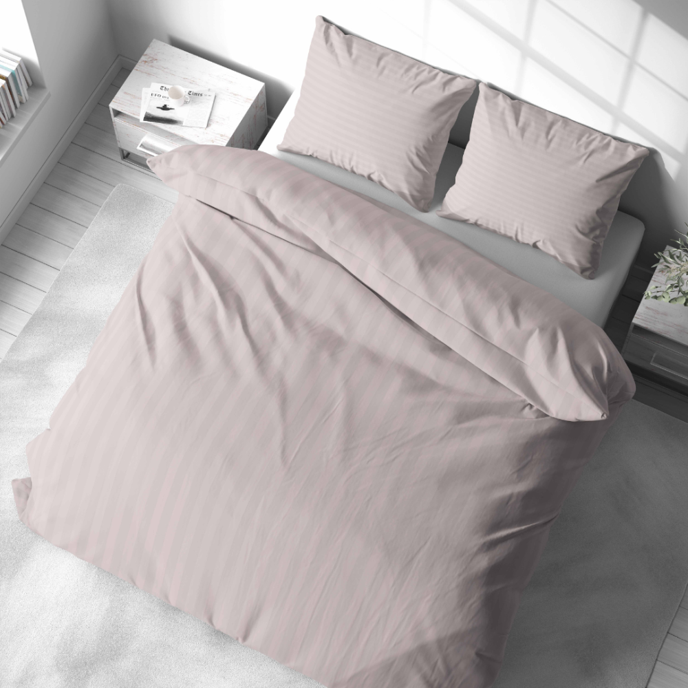 Premium satino patalynės komplektas „Seashell Pink Stripe Satin“. Patalynės komplektai 150x200, 140x200 cm, 150x200 cm, 160x200 cm, 180x200 cm, 200x200 cm, 200x220 cm. Švelnaus koralinio atspalvio dryžuotas patalynės komplektas lovoje