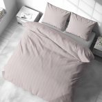 Premium satino patalynės komplektas „Seashell Pink Stripe Satin“. Patalynės komplektai 150x200, 140x200 cm, 150x200 cm, 160x200 cm, 180x200 cm, 200x200 cm, 200x220 cm. Švelnaus koralinio atspalvio dryžuotas patalynės komplektas lovoje