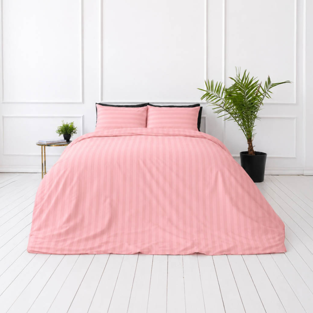 Premium satino patalynės komplektas „Seashell Pink Stripe Sateen“. Patalynės komplektai 150x200, 140x200 cm, 150x200 cm, 160x200 cm, 180x200 cm, 200x200 cm, 200x220 cm, 220x240 cm. Švelnaus koralinio atspalvio dryžuotas patalynės komplektas lovoje
