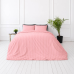 Premium satino patalynės komplektas „Seashell Pink Stripe Sateen“. Patalynės komplektai 150x200, 140x200 cm, 150x200 cm, 160x200 cm, 180x200 cm, 200x200 cm, 200x220 cm, 220x240 cm. Švelnaus koralinio atspalvio dryžuotas patalynės komplektas lovoje