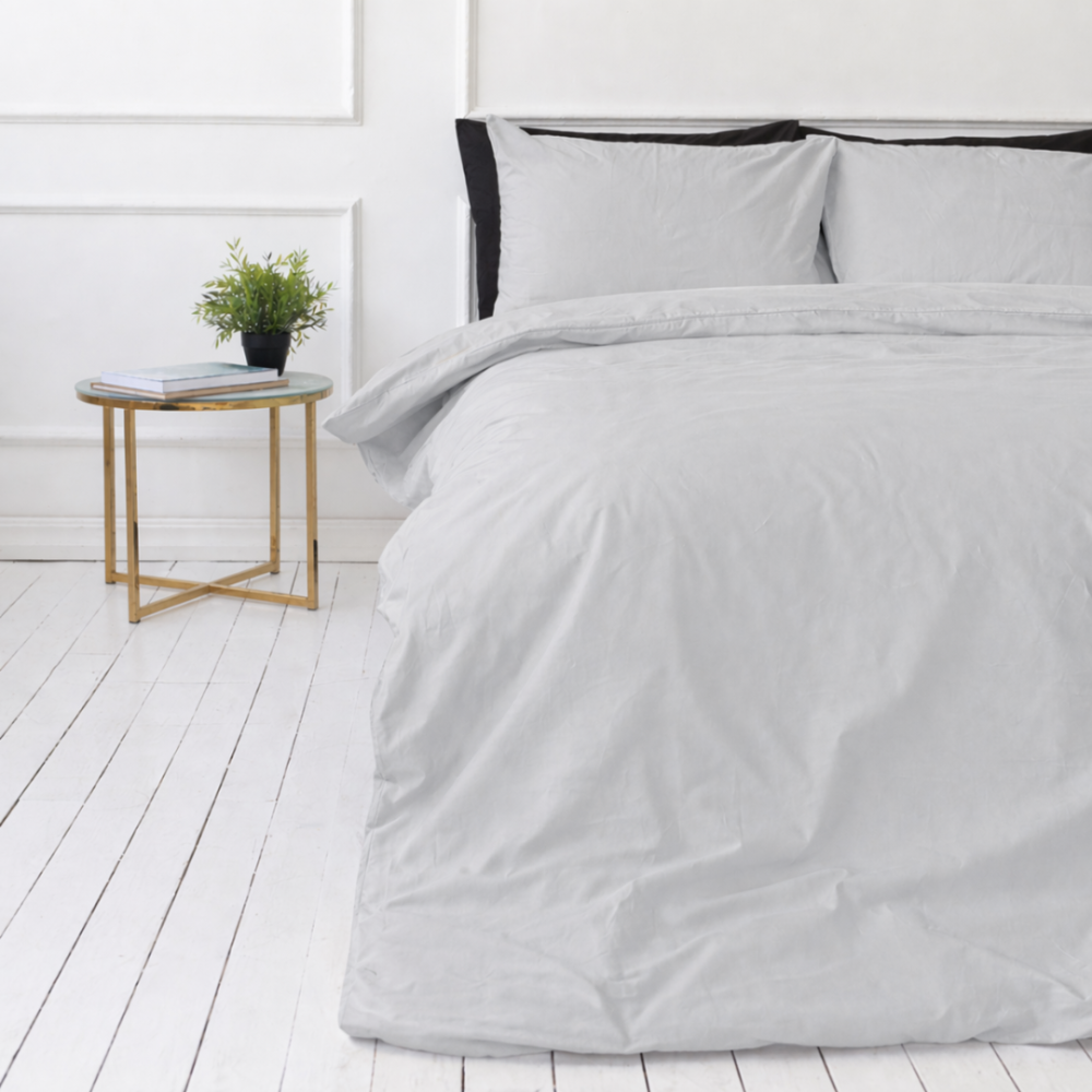 Premium satino patalynės komplektas „Silvara“. Patalynės komplektai 150x200, 140x200 cm, 150x200 cm, 160x200 cm, 180x200 cm, 200x200 cm, 200x220 cm, 220x240 cm. Švelniai pilkas modernus patalynės komplektas be raštų