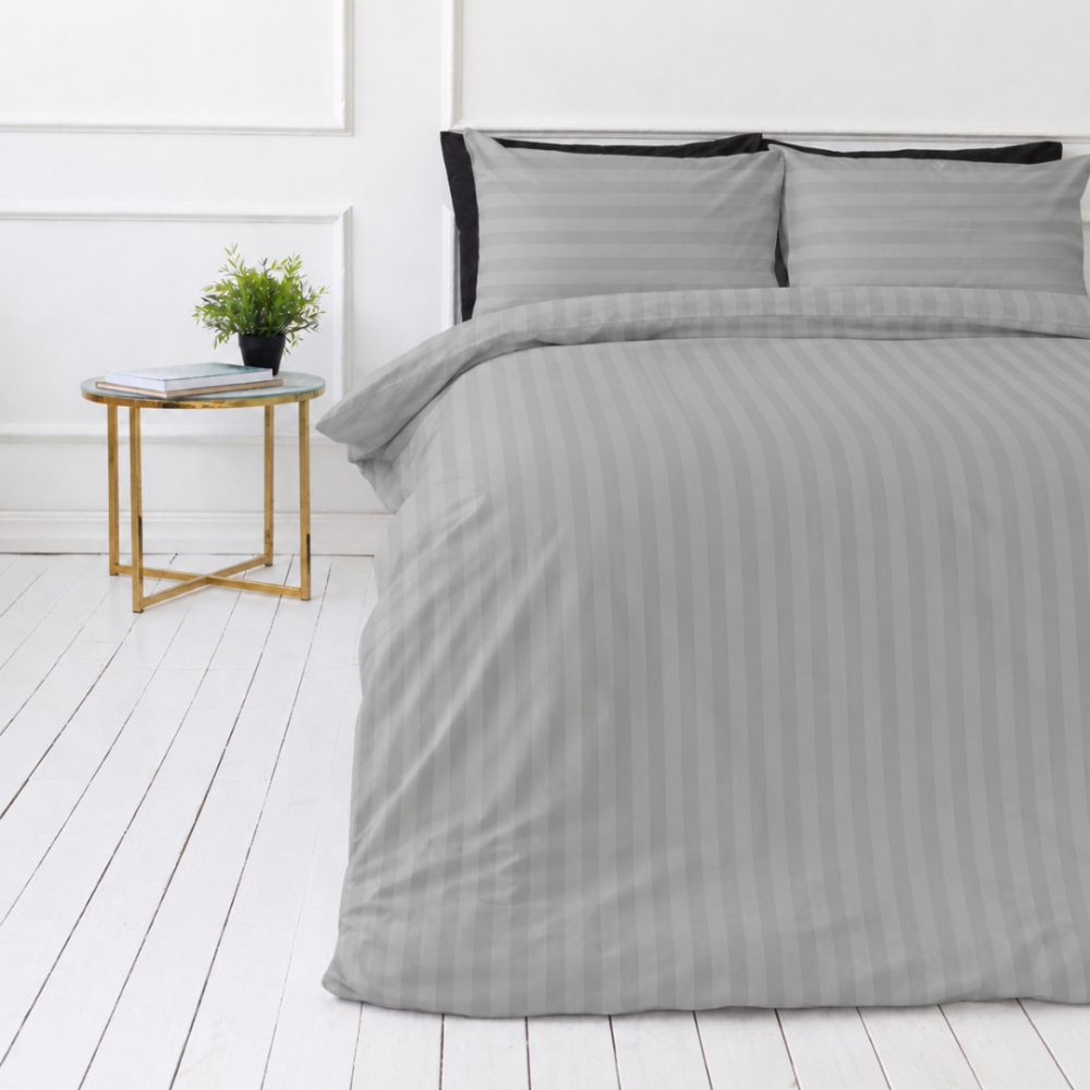 Premium satino patalynės komplektas „Silver Stripe Sateen“. Patalynės komplektai 150x200, 140x200 cm, 150x200 cm, 160x200 cm, 180x200 cm, 200x200 cm, 200x220 cm, 220x240 cm. Pilkas dryžuotas patalynės komplektas su švelniu satino efektu