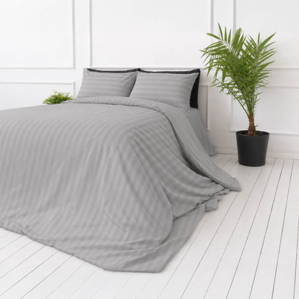 Premium satino patalynės komplektas „Silver Stripe Sateen“. Patalynės komplektai 150x200, 140x200 cm, 150x200 cm, 160x200 cm, 180x200 cm, 200x200 cm, 200x220 cm, 220x240 cm. Šviesiai pilka patalynė su elegantiškomis tono juostelėmis