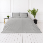 Premium satino patalynės komplektas „Silver Stripe Sateen“. Patalynės komplektai 150x200, 140x200 cm, 150x200 cm, 160x200 cm, 180x200 cm, 200x200 cm, 200x220 cm, 220x240 cm. Šviesaus pilko atspalvio patalynės komplektas su subtiliomis juostomis
