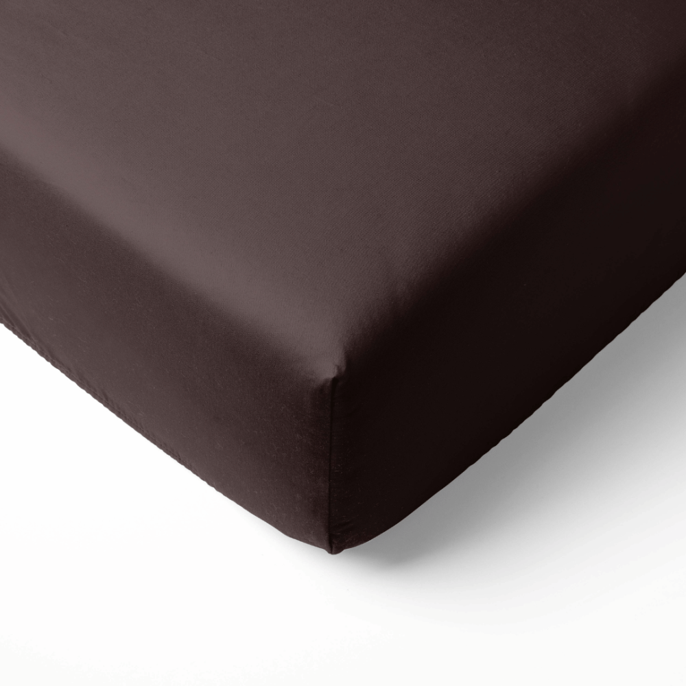 Satininė paklodė su guma „Brown Sateen“. Paklodės su guma 160x200, 90x200 cm, 140x200 cm, 160x200 cm, 180x200 cm. Sodrios šokolado rudumo spalvos paklodė su guma. Satininė paklodė su guma „Brown Sateen“. Paklodės su guma 160x200, 90x200 cm, 140x200 cm, 160x200 cm, 180x200 cm. Sodrios šokolado rudumo spalvos paklodė su guma.