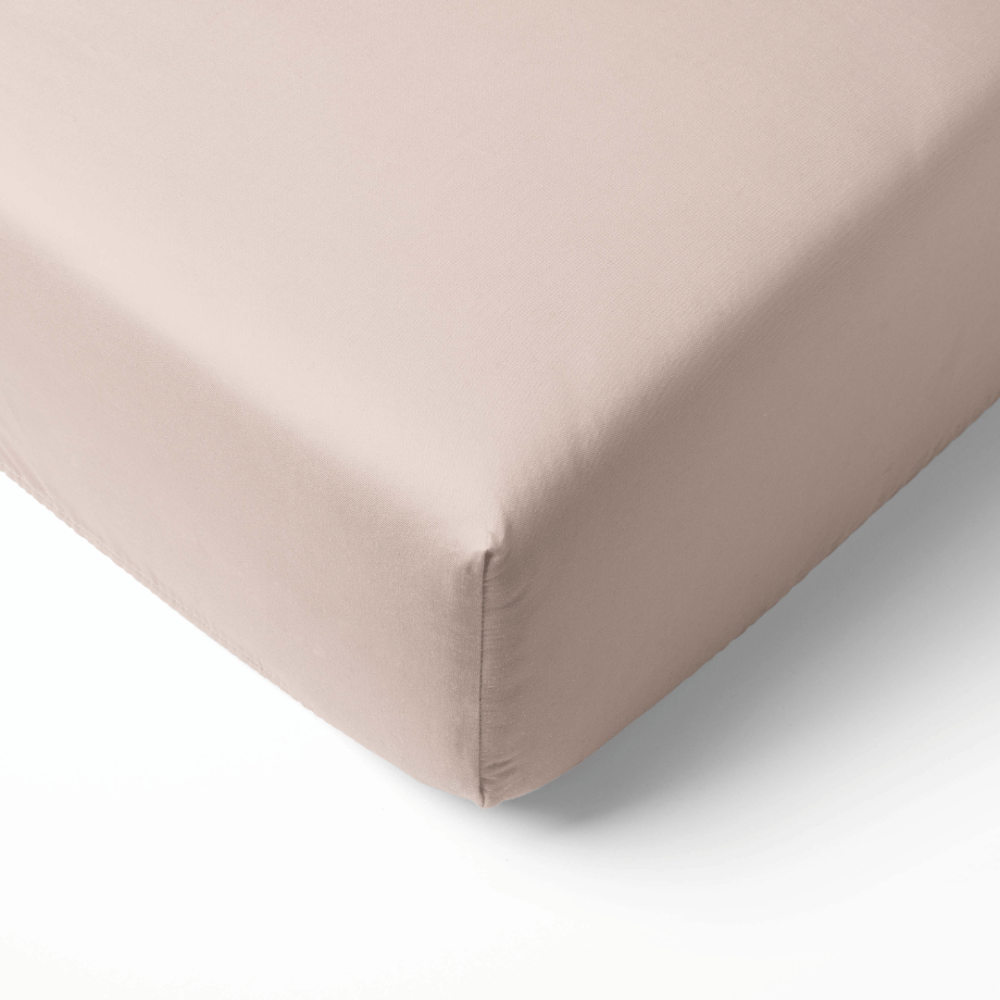 Satininė paklodė su guma „Classic Coffee Sateen“. Paklodės su guma 160x200, 90x200 cm, 140x200 cm, 160x200 cm, 180x200 cm. Rausvai smėlinė paklodė su guma ir švelniu pasteliniu atspalviu. Satininė paklodė su guma „Classic Coffee Sateen“. Paklodės su guma 160x200, 90x200 cm, 140x200 cm, 160x200 cm, 180x200 cm. Rausvai smėlinė paklodė su guma ir švelniu pasteliniu atspalviu.
