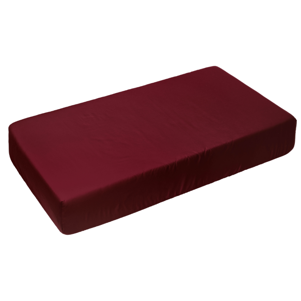 Satininė paklodė su guma „Maroon“. Paklodės su guma 90x200, 90x200 cm, 140x200 cm, 160x200 cm, 180x200 cm. Tamsiai raudona paklodė su guma, suteikianti elegancijos ir šilumos jūsų miegamajam.