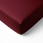 Satininė paklodė su guma „Maroon“. Paklodės su guma 90x200, 90x200 cm, 140x200 cm, 160x200 cm, 180x200 cm. Ši tamsiai raudona paklodė su guma puikiai tinka bet kokiam interjerui, suteikdama miegamajam šilumos ir prabangos pojūtį.