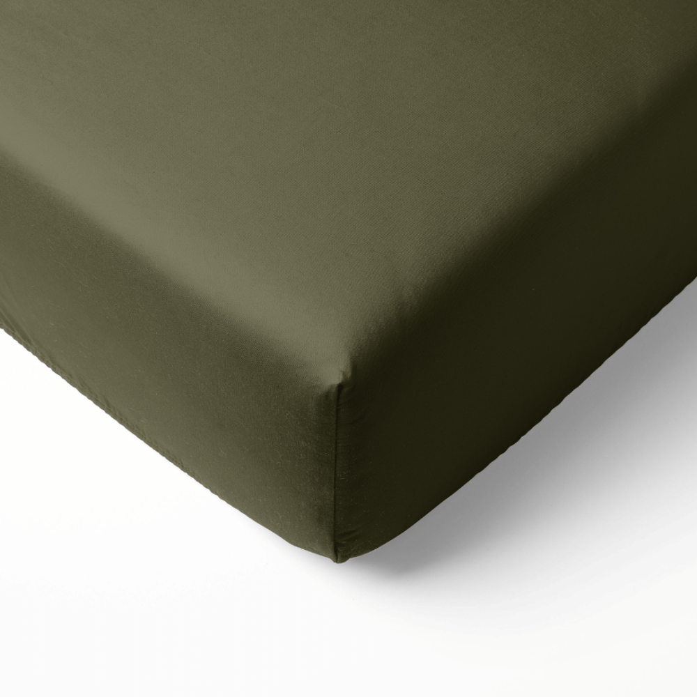 Satininė paklodė su guma „Moss Green Sateen“. Paklodės su guma 160x200, 90x200 cm, 140x200 cm, 160x200 cm, 180x200 cm. Prislopintos chaki žalios spalvos paklodė su guma. Satininė paklodė su guma „Moss Green Sateen“. Paklodės su guma 160x200, 90x200 cm, 140x200 cm, 160x200 cm, 180x200 cm. Prislopintos chaki žalios spalvos paklodė su guma.