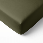 Satininė paklodė su guma „Moss Green Sateen“. Paklodės su guma 160x200, 90x200 cm, 140x200 cm, 160x200 cm, 180x200 cm. Prislopintos chaki žalios spalvos paklodė su guma. Satininė paklodė su guma „Moss Green Sateen“. Paklodės su guma 160x200, 90x200 cm, 140x200 cm, 160x200 cm, 180x200 cm. Prislopintos chaki žalios spalvos paklodė su guma.