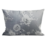 Satino pagalvės užvalkalas „Pivoine“. Pagalvių užvalkalai 50x70. Elegantiškas pilkas pagalvės užvalkalas su minkštu baltu gėlių dizainu, puikiai tinka ramiam ir stilingam miegamojo įvaizdžiui.