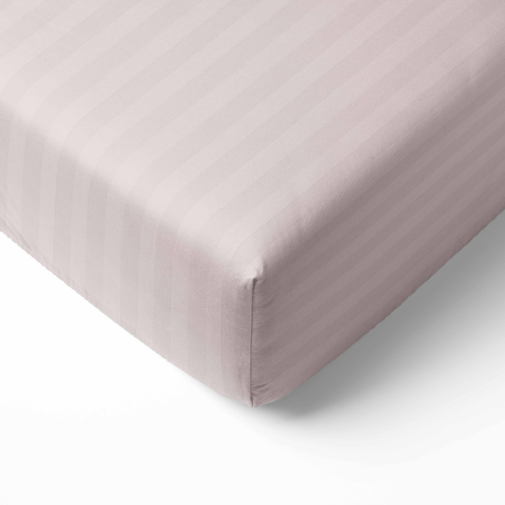 Satino paklodė su guma „Seashell Pink Stripe Satin fitted sheet“. Paklodės su guma 160x200, 90x200 cm, 140x200 cm, 160x200 cm, 180x200 cm