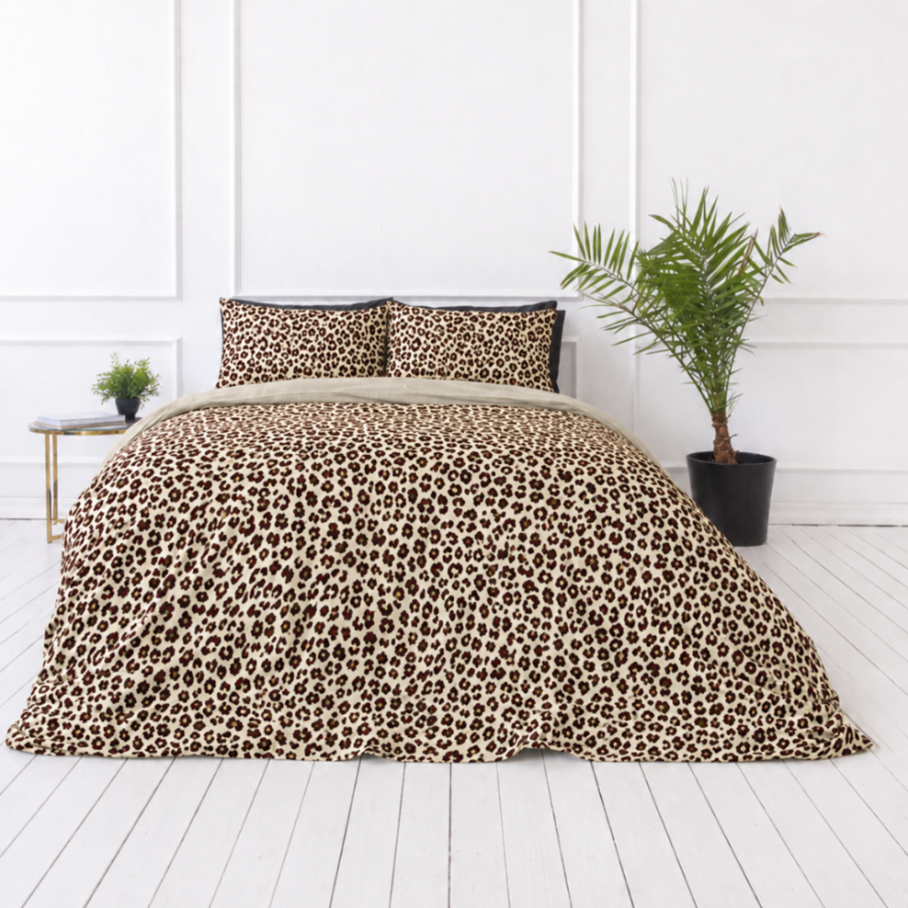 Satino patalynės komplektas „Exotic Leopard“. Raštuota patalynė, 140x200 cm, 200x200 cm, 200x220 cm. Gyvūnų rašto medvilnės satino patalynė su šviesiu pagrindu Satino patalynės komplektas „Exotic Leopard“. Raštuota patalynė, 140x200 cm, 200x200 cm, 200x220 cm. Gyvūnų rašto medvilnės satino patalynė su šviesiu pagrindu
