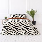 Satino patalynės komplektas „Exotic Zebra“. Balta patalynė, 140x200 cm, 200x200 cm, 200x220 cm. Gyvūnų rašto medvilnės satino patalynė su juodomis juostomis Satino patalynės komplektas „Exotic Zebra“. Balta patalynė, 140x200 cm, 200x200 cm, 200x220 cm. Gyvūnų rašto medvilnės satino patalynė su juodomis juostomis