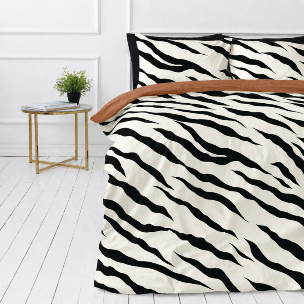 Satino patalynės komplektas „Exotic Zebra“. Balta patalynė, 140x200 cm, 200x200 cm, 200x220 cm. Medvilnės satino patalynės komplektas su juodai baltu zebro raštu Satino patalynės komplektas „Exotic Zebra“. Balta patalynė, 140x200 cm, 200x200 cm, 200x220 cm. Medvilnės satino patalynės komplektas su juodai baltu zebro raštu
