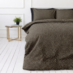 Satino patalynės komplektas „Frisson“. Raštuota patalynė, 140x200 cm, 150x200 cm, 160x200 cm, 180x200 cm, 200x200 cm, 200x220 cm. Subtilus tamsiai rudas patalynės komplektas su tankiu smulkių baltų gėlyčių motyvu.