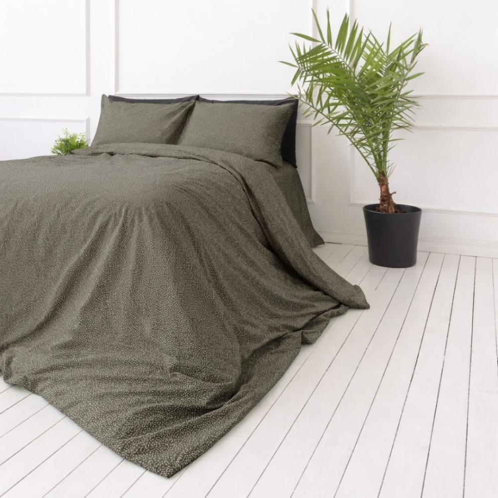 Satino patalynės komplektas „Frisson“. Raštuota patalynė, 140x200 cm, 150x200 cm, 160x200 cm, 180x200 cm, 200x200 cm, 200x220 cm. Elegantiškas rudas patalynės komplektas su labai smulkiu baltų gėlyčių dizainu.