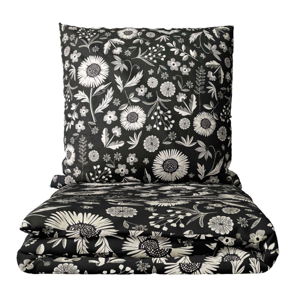 Satino patalynės komplektas „Night Flowers“. Satino patalynė, 140x200 cm, 200x200 cm, 200x220 cm. Stilingas juodos spalvos patalynės komplektas, papuoštas švelniomis baltomis kaimiškomis gėlėmis.