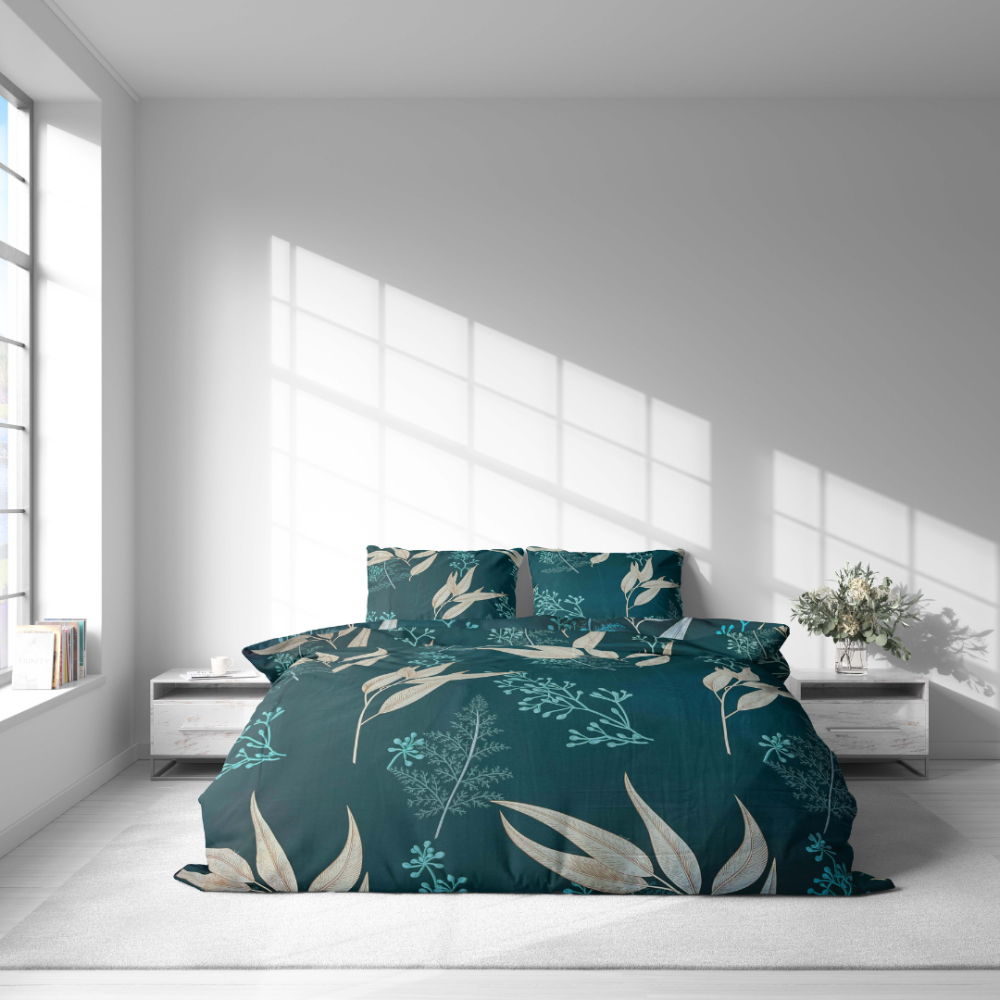 Satino patalynės komplektas „Premium Verdure“. Satino patalynė, 140x200 cm, 200x200 cm, 200x220 cm. Elegantiškas tamsiai žalios spalvos patalynės komplektas su įmantriais gėlių raštais puikiai tinka ramiai ir rafinuotai miegamojo atmosferai sukurti.