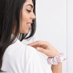 Šilkinės plaukų gumytės „Luxe Pink“. Papuošalai. Pastelinės rožės spalvos šilkinė plaukų gumytė be raštų