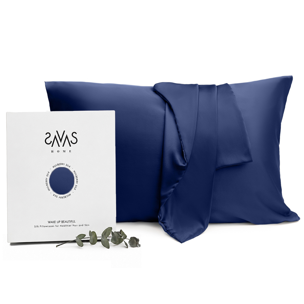 Šilkinis pagalvės užvalkalas „Indigo“. Pagalvių užvalkalai 50x70. Tamsiai mėlynas šilkinis užvalkalas, švelnus ir elegantiškas, skirtas vėsiam ir prabangiam miegui. Šilkinis pagalvės užvalkalas „Indigo“. Pagalvių užvalkalai 50x70. Tamsiai mėlynas šilkinis užvalkalas, švelnus ir elegantiškas, skirtas vėsiam ir prabangiam miegui.