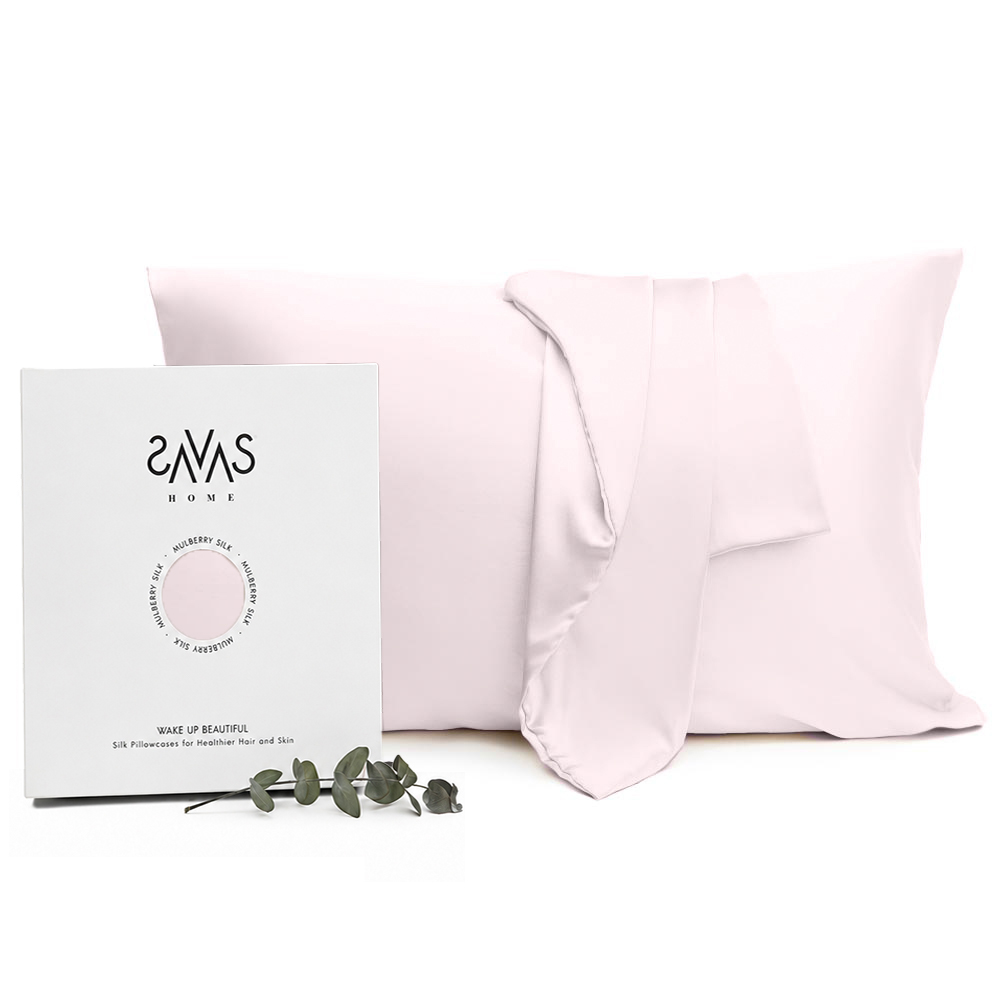 Šilkinis pagalvės užvalkalas „Luxe Pink“. Pagalvių užvalkalai 50x70. Švelniai rožinis šilkinis pagalvės užvalkalas su subtiliu blizgesiu. Šilkinis pagalvės užvalkalas „Luxe Pink“. Pagalvių užvalkalai 50x70. Švelniai rožinis šilkinis pagalvės užvalkalas su subtiliu blizgesiu.
