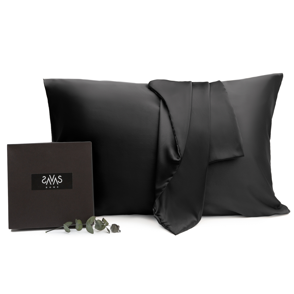Šilkinis pagalvės užvalkalas „Obsidian Silk“. Šilkiniai pagalvių užvalkalai . Aprasyk 4 alt image tekstus lietuviskai ir tada isversk i latviu, lenku, estu, vokieciu ir suomiu kalbas. silkinis pagalves uzvalkalas kremines spalvos