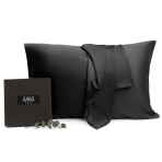Šilkinis pagalvės užvalkalas „Obsidian Silk“. Šilkiniai pagalvių užvalkalai . Aprasyk 4 alt image tekstus lietuviskai ir tada isversk i latviu, lenku, estu, vokieciu ir suomiu kalbas. silkinis pagalves uzvalkalas kremines spalvos